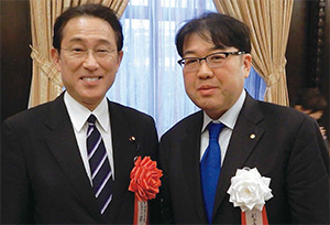 岸田文雄氏（左）と中島代博氏
